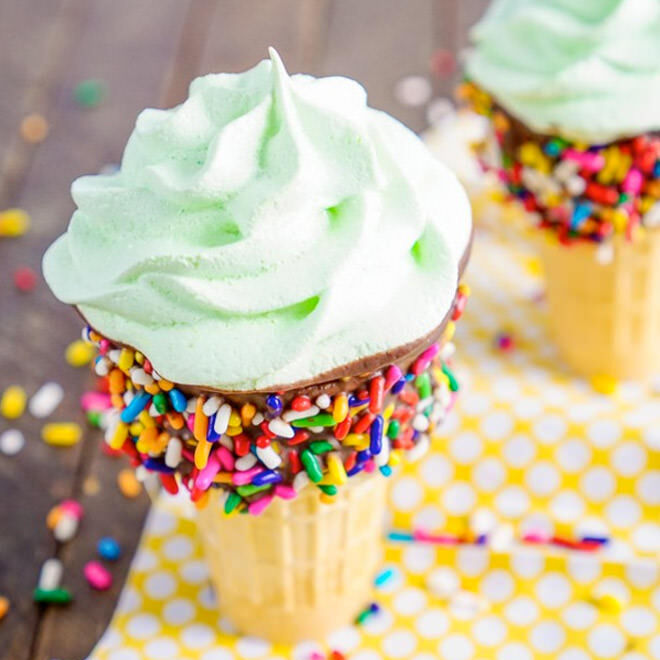 cum să arunci o petrecere delicioasă de înghețată | conuri de înghețată cu bezea