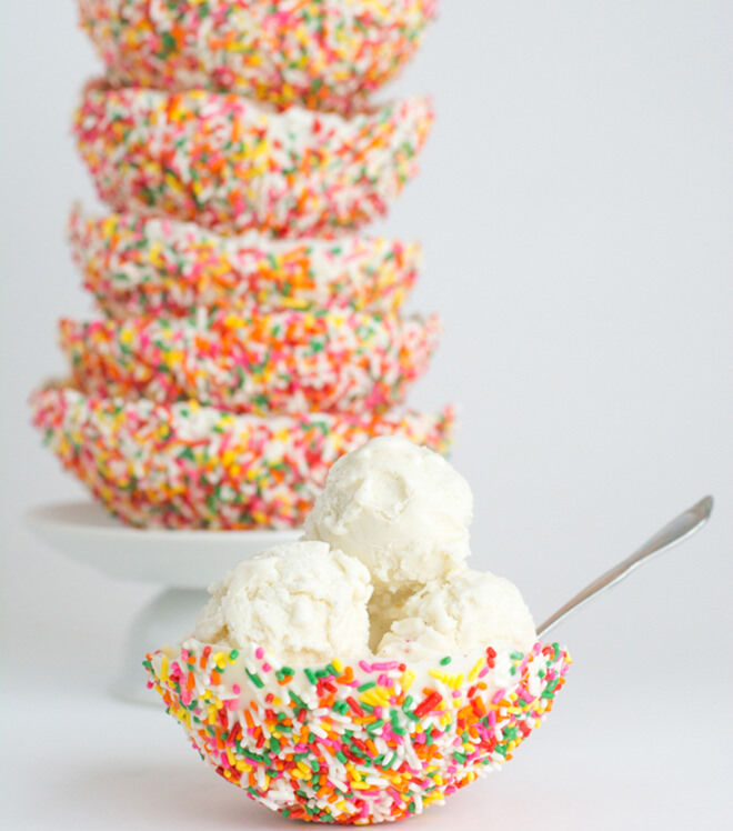 Sprinkle bowl-cum să arunci o petrecere delicioasă de înghețată.