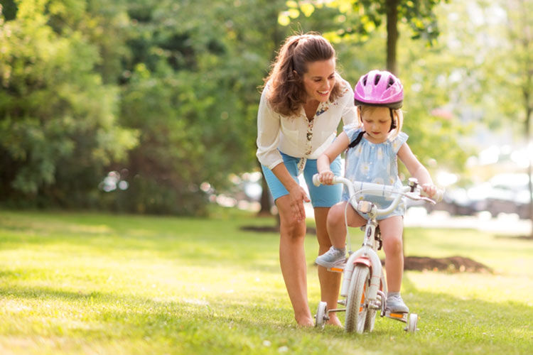 Как научить ребенка кататься на велосипеде двухколесном. Велосипед для мамы с ребенком. Мама учит ребенка кататься на велосипеде. На велосипеде кататься мама ребенок. Мама и ребенок на велосипеде вместе.