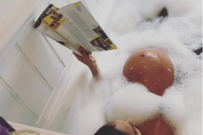 Lisa Haydon pregnant bath
