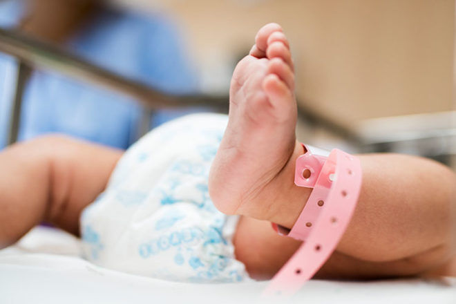 baby name tag on baby foot in hospital si