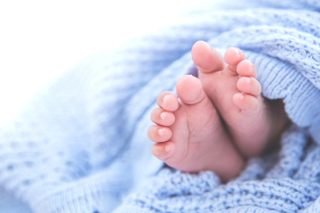 青い毛布の赤ちゃんの足