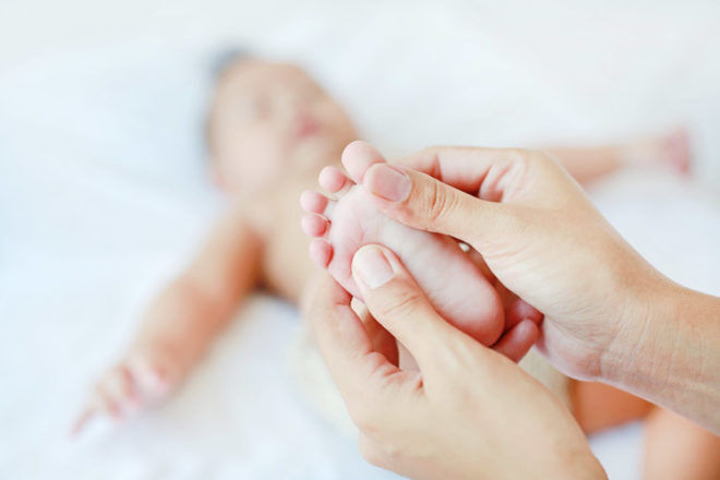 赤ちゃんの足のリフレクソロジー